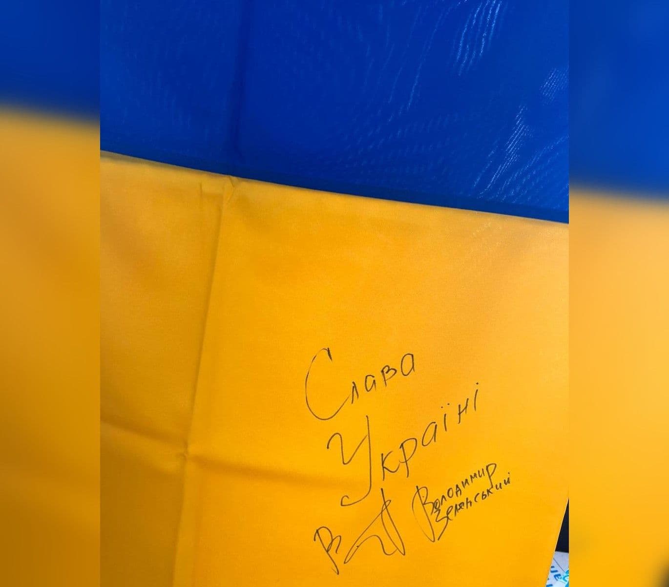 У Полтаві волонтери розігрують прапор України з підписом Президента