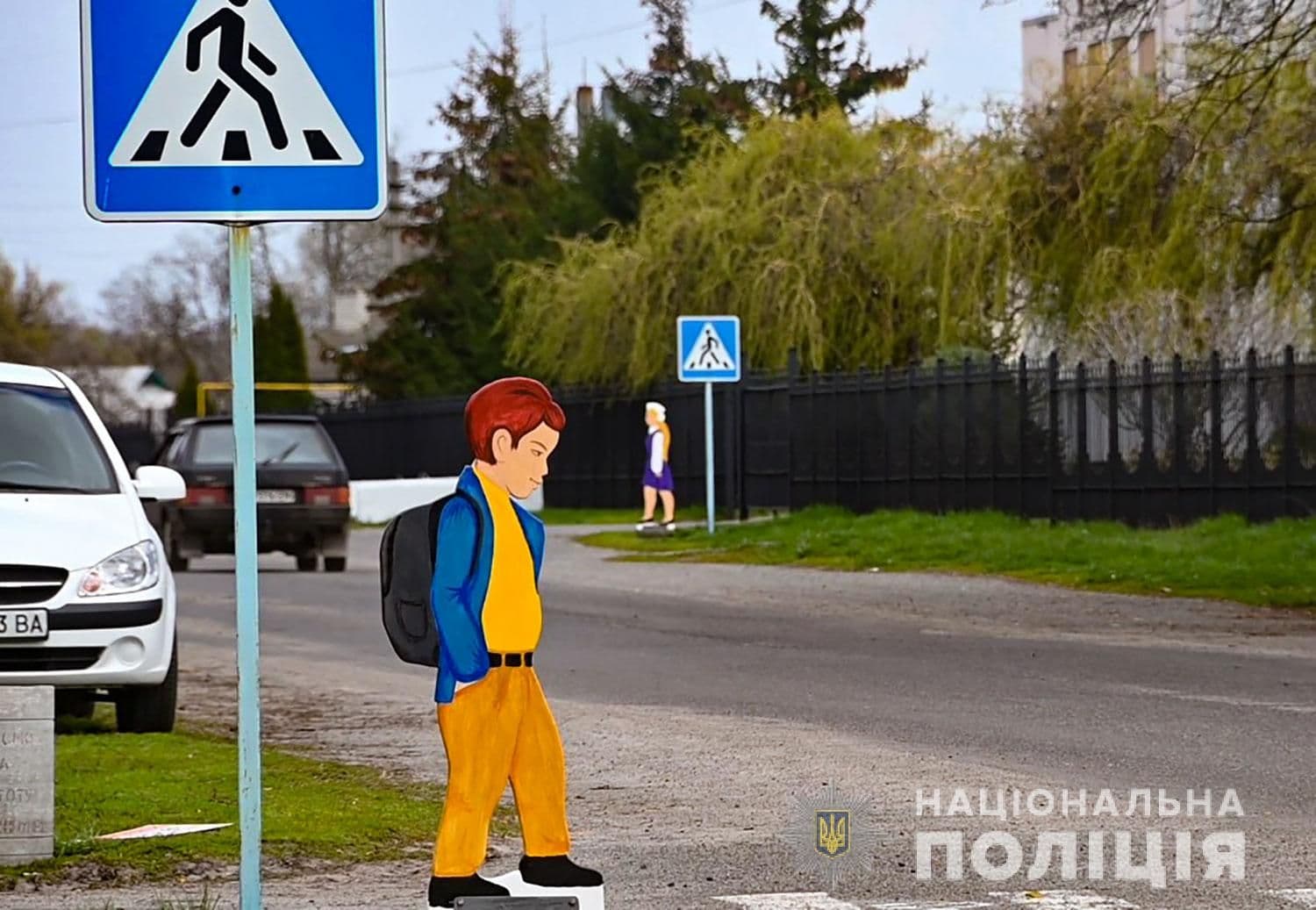 На Полтавщині біля пішохідних переходів встановили фігури «школярів»