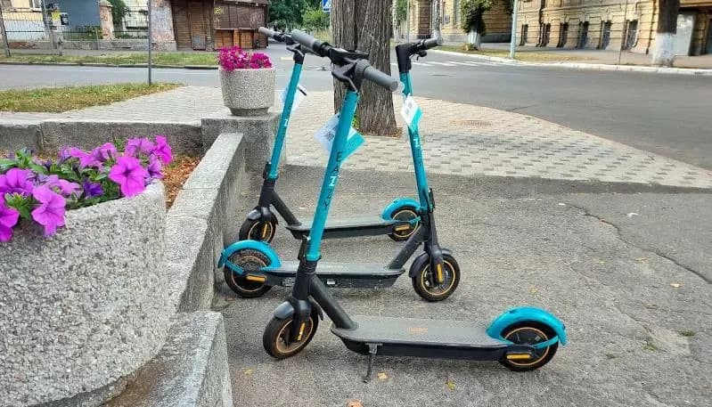 Відтепер на орендованих електросамокатах можна доїхати на Розсошенці
