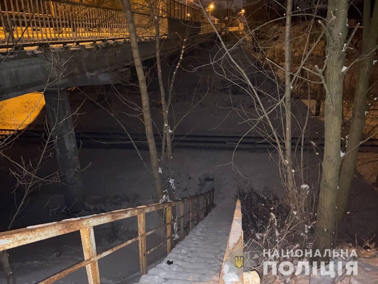 У Полтаві неповнолітній впав з мосту на залізничну колію