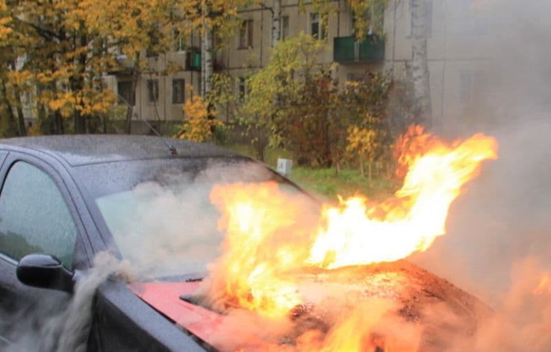 У Кременчуці на парковці горіла автівка