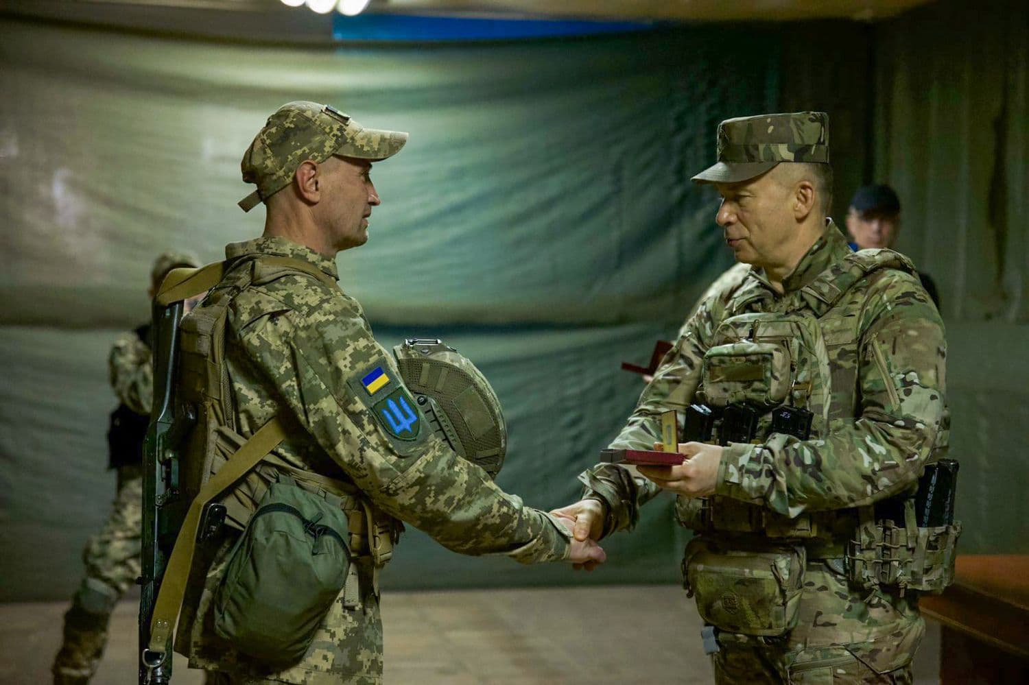 Сирський особисто відзначив воїна з Кременчука