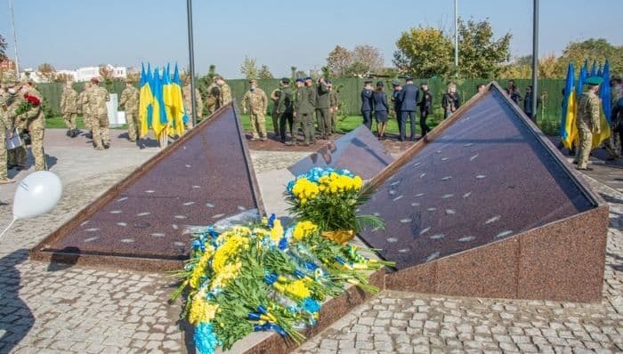 В Маріуполі окупанти руйнують меморіал захисникам України: натомість хочуть поставити Невського