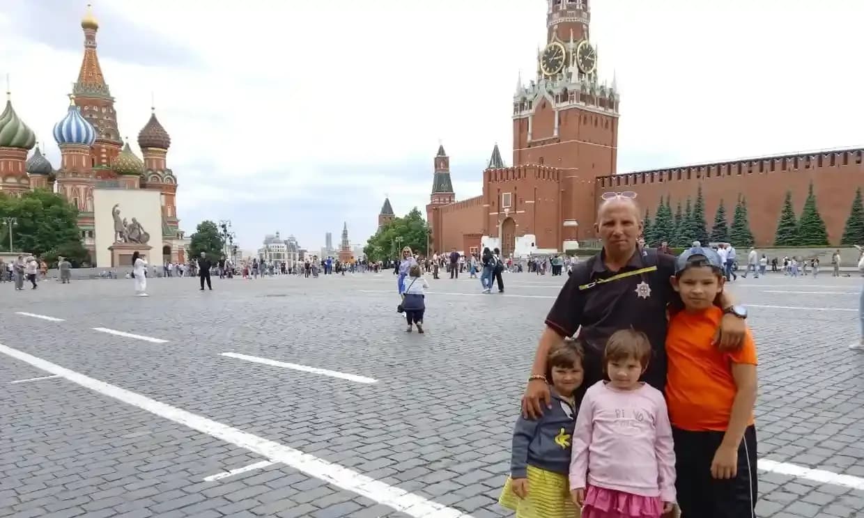 «Коли випустили з Оленівки, перші думки були про дітей», — історія батька з Маріуполя, сина та доньок якого депортували у росію