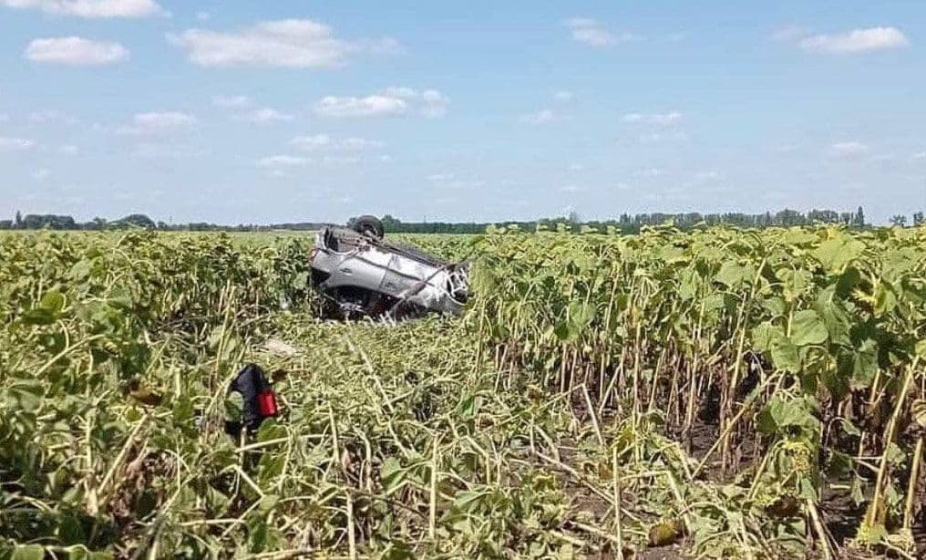 Йшов на обгін та не втримав керма: під Кременчуком сталася ДТП