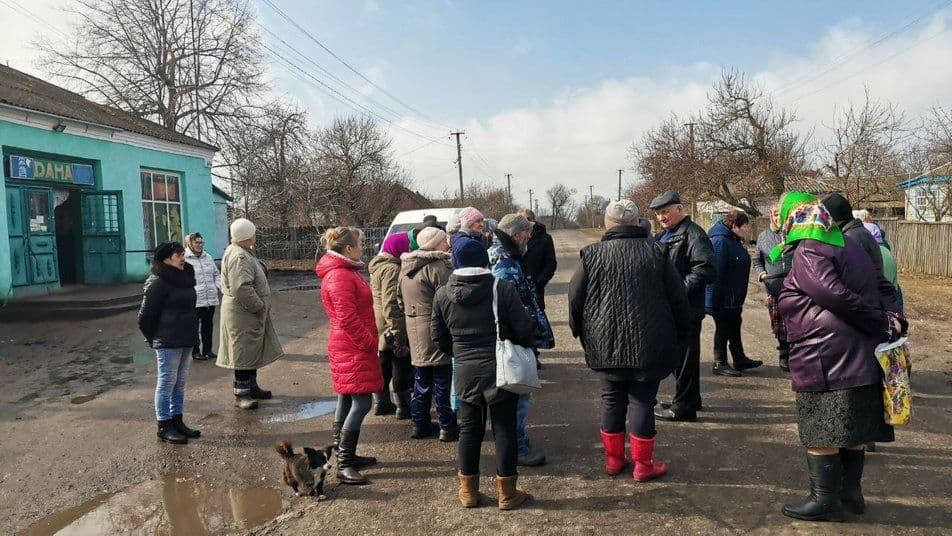 Люди змушені винаймати автівку — до села на Полтавщині пів року не їздить автобус