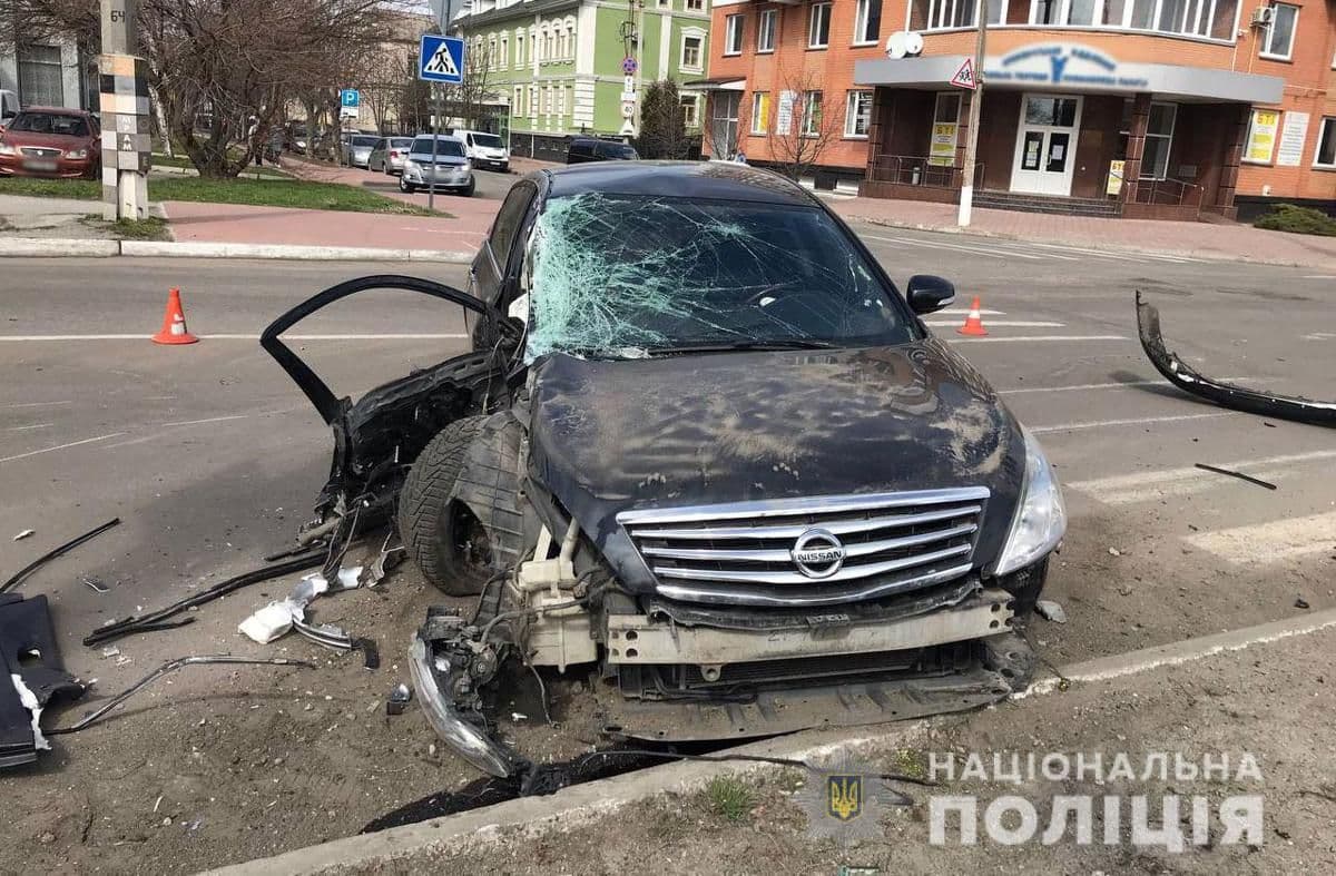 У Кременчуці п'яний водій врізався в електроопору - є постраждалий
