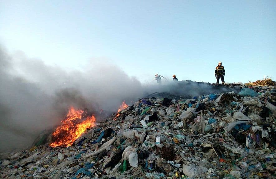Уже п'ять днів пожежники не можуть ліквідувати вогонь на сміттєзвалищі під Полтавою