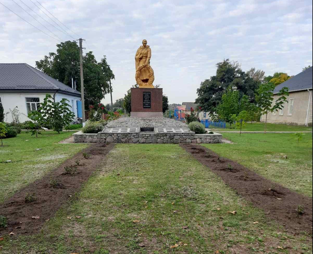 На Полтавщині невідомі викрали квіти з алеї пам'яті загиблих воїнів