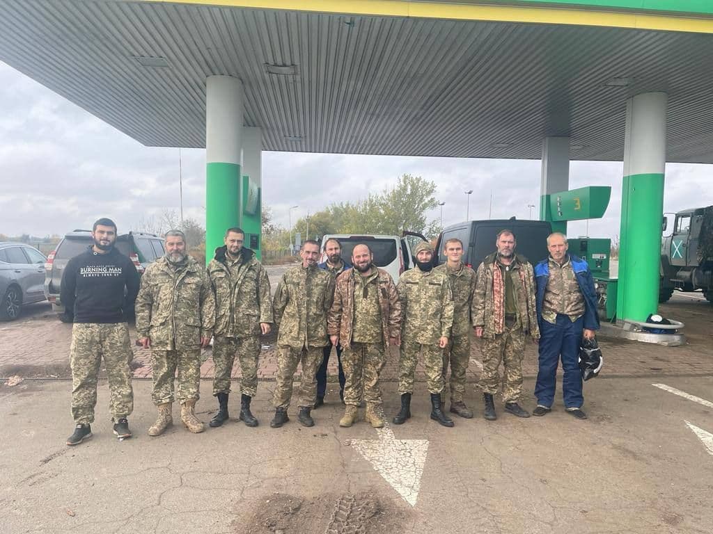 Десять воїнів повернулися додому із російського полону