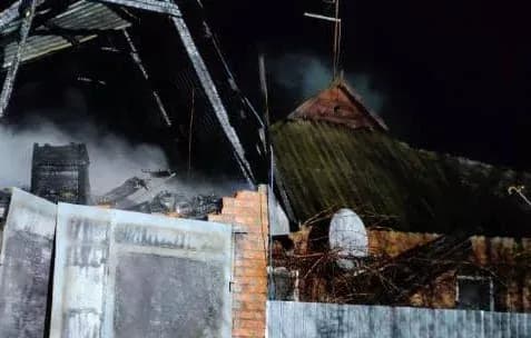 У Гадячі горів гараж та будинок (ВІДЕО)