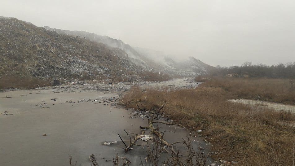 Сморід у хатах — звалище під Полтавою пересипають ґрунтом через пожежі