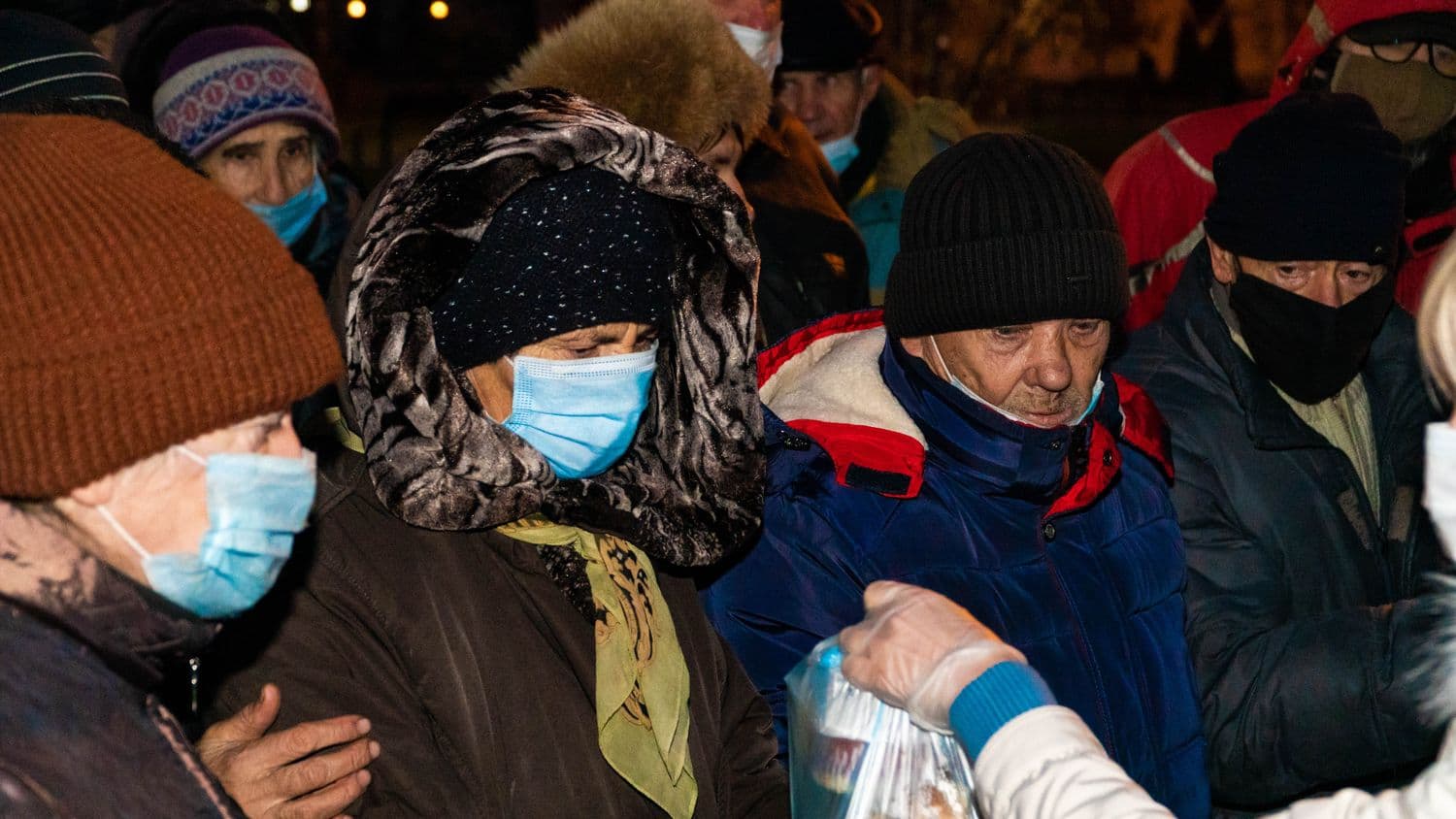 «Я не їла вже три дні». Хто і навіщо роздає в Полтаві благодійні обіди