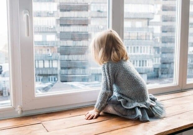 У Полтаві дитина випала з п'ятого поверху: дівчинка в лікарні