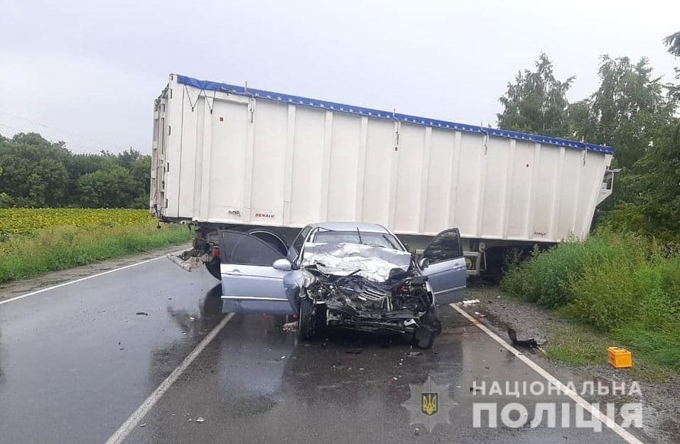 На Полтавщині зіштовхнулись вантажівка та легковик: пасажирка останнього в лікарні