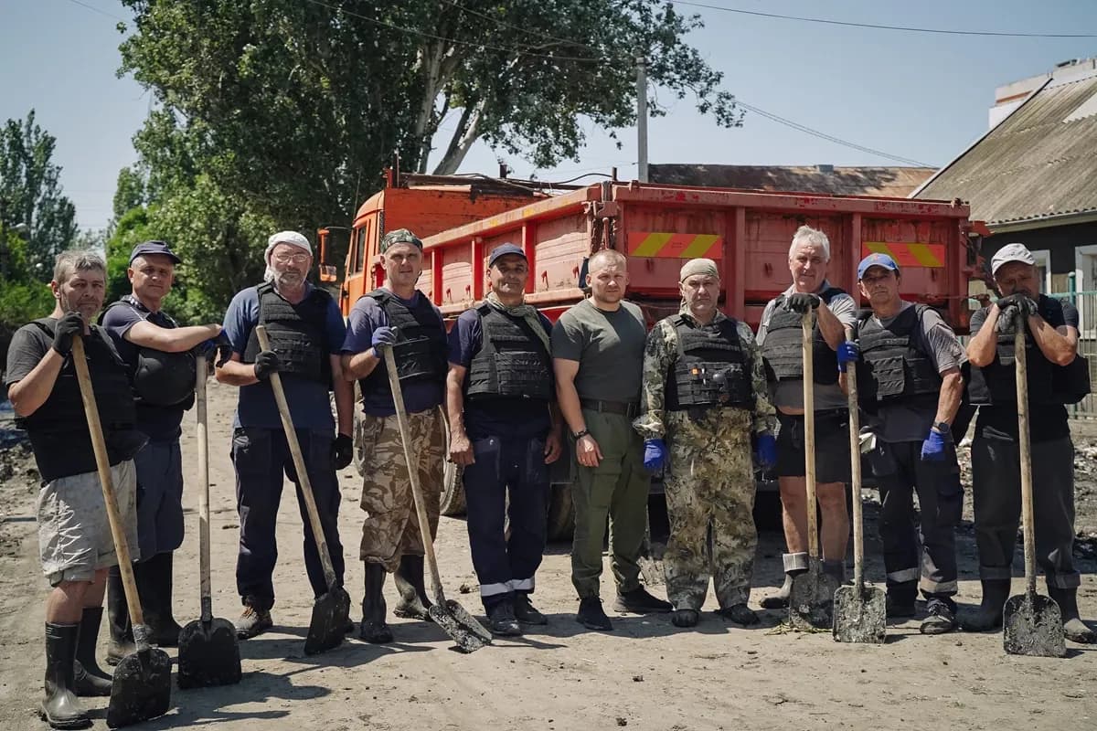 Полтавські комунальники допомагають прибирати наслідки підриву Каховської ГЕС