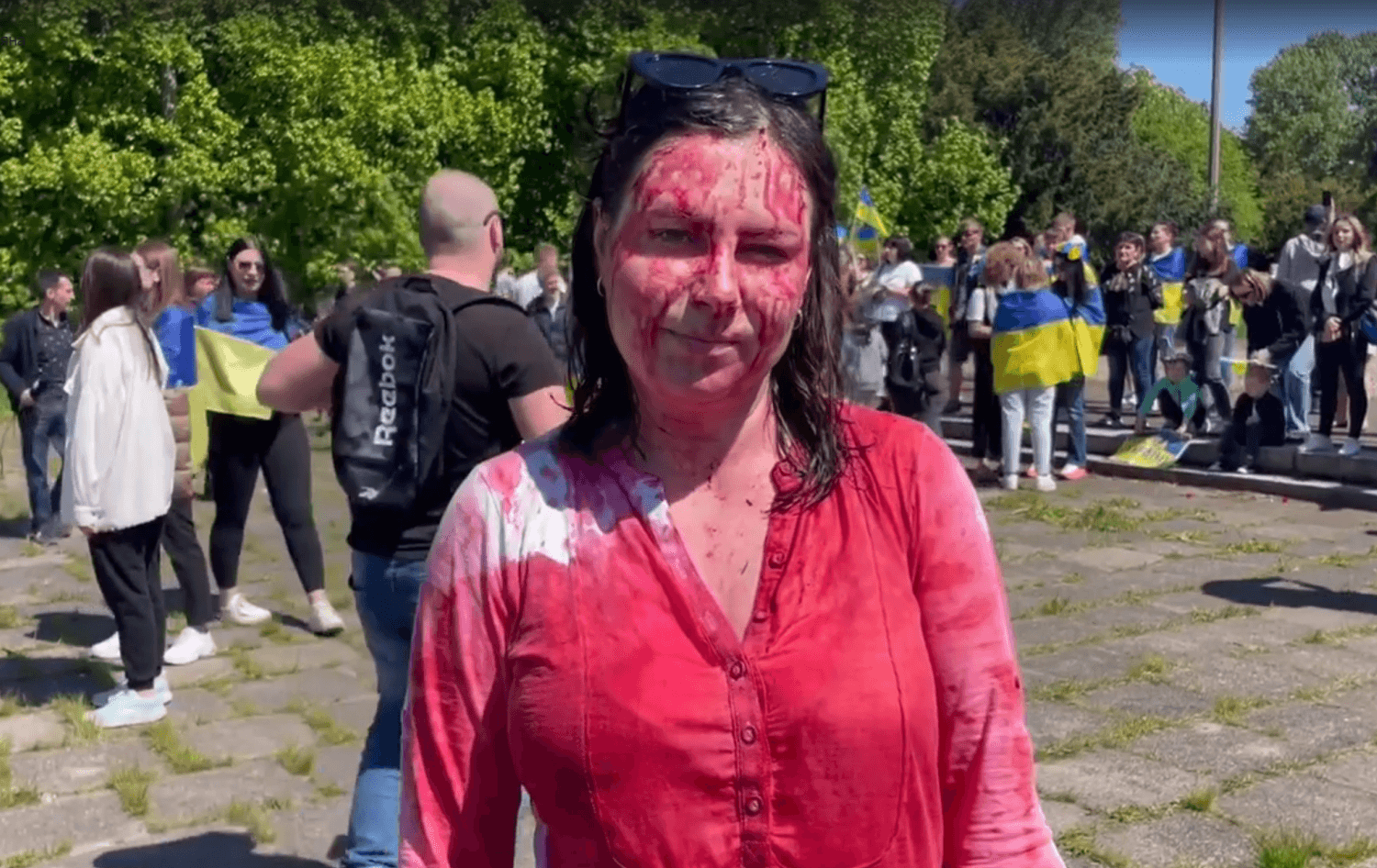 Полтавка, яка завадила російському послу покласти квіти 9 травня у Варшаві, отримує тисячі погроз і змушена переховуватися