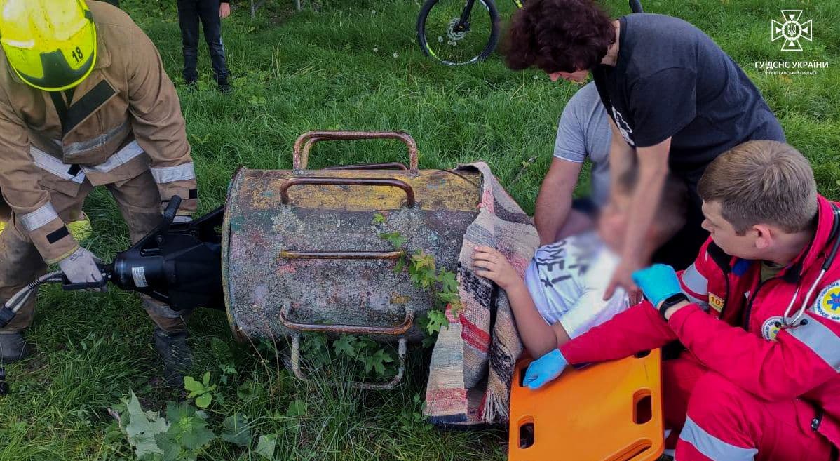 На Полтавщині рятувальники визволили хлопчика, який застряг у трубі