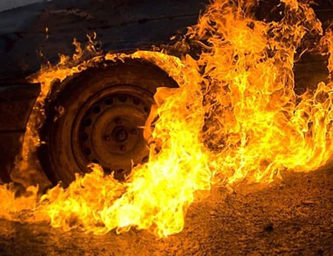 У Полтаві на вулиці згорів автомобіль Jeep