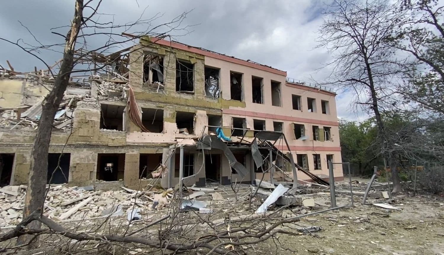 Тіла трьох людей знайшли під завалами зруйнованої росіянами школи у Краматорську