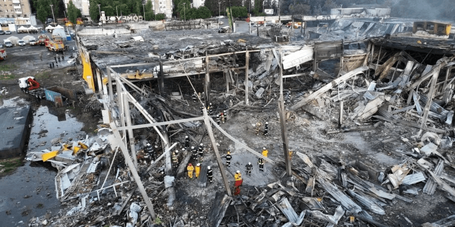 Зеленський оприлюднив відео на якому видно пряме влучання в кременчуцький ТЦ