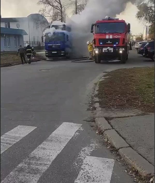 У Полтаві біля Павленківського парку загорілася вантажівка «АТБ»