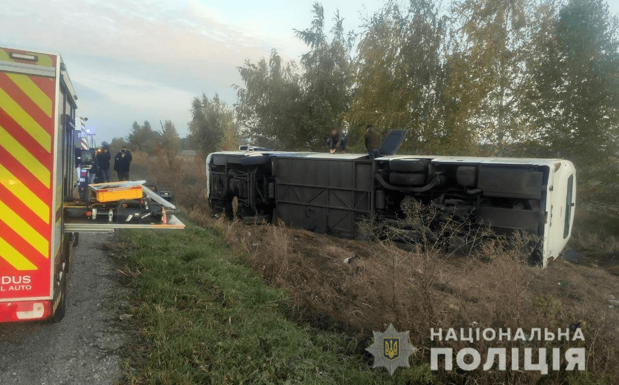 На Лубенщині перекинувся автобус: десять постраждалих