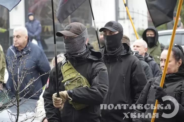 Меморіальна дошка Герою України, повні переліки пунктів незламності та музичні вподобання українців — головне за 28 листопада