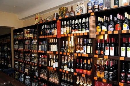 Народні обранці хочуть заборонити продаж алкоголю та тютюну у супермаркетах