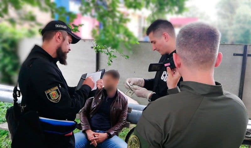 На Полтавщині затримали посадовця, який вимагав дві тисячі доларів хабаря