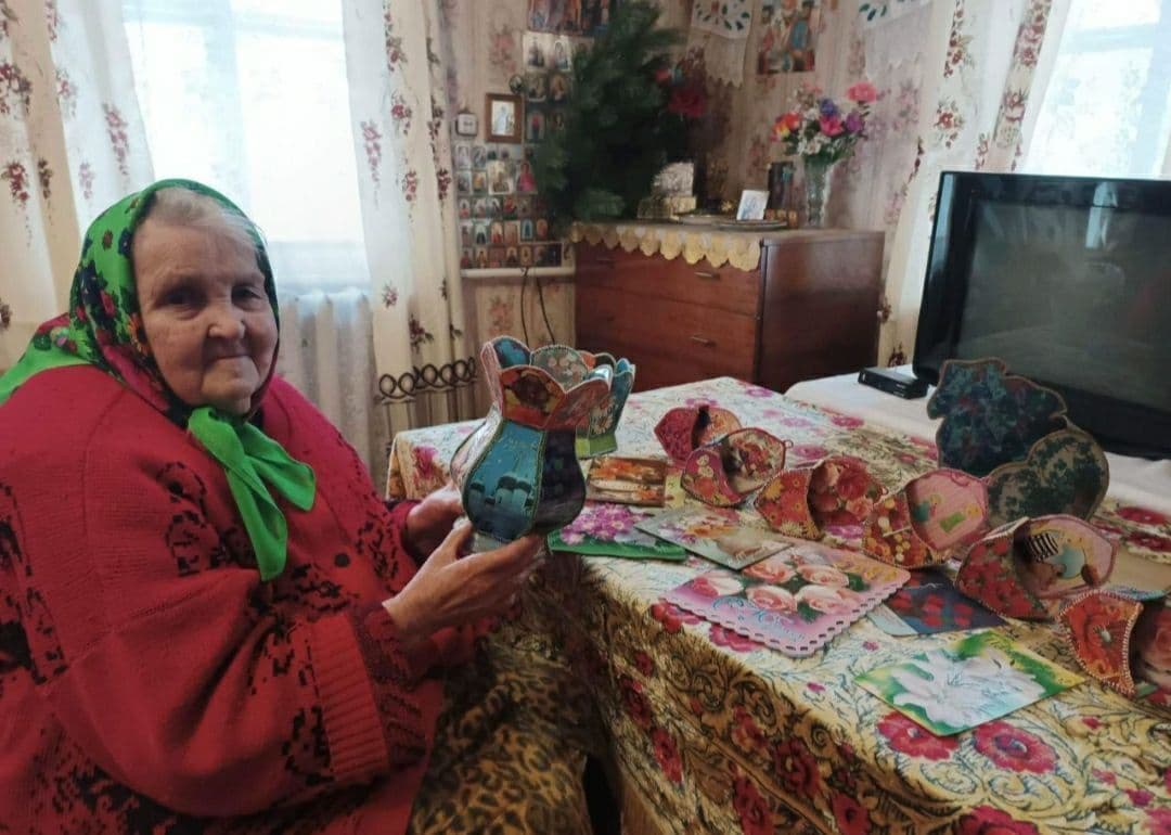 Бабуся з Полтавщини виготовляє шкатулки на підтримку ЗСУ