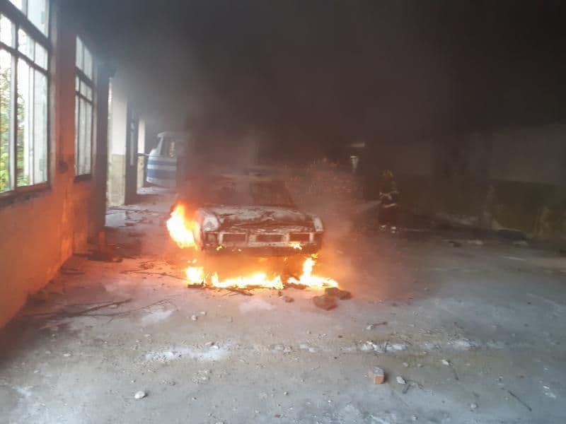 У негосподарчому будинку згоріло авто