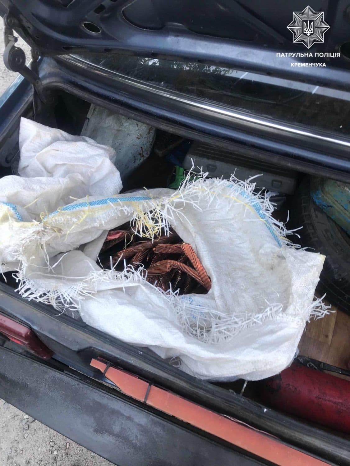 На Полтавщині патрульні зупинили авто з повним багажником мідного кабелю