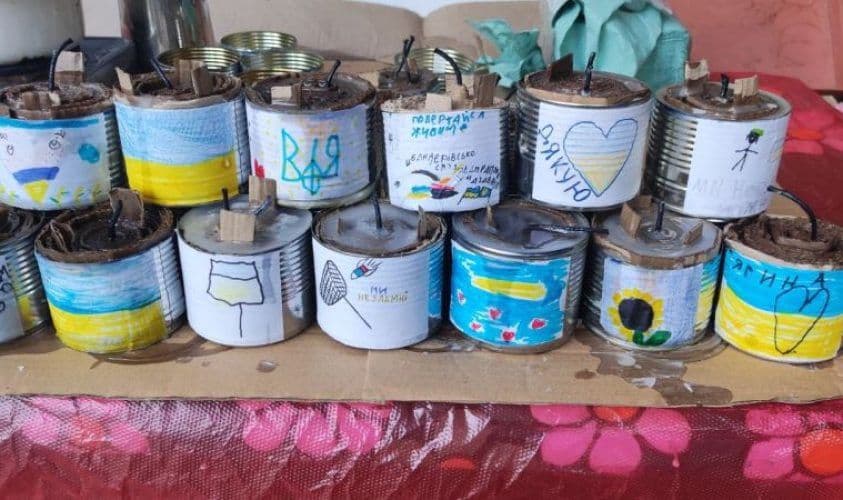 На Полтавщині школярі виготовляють окопні свічки для українських військових