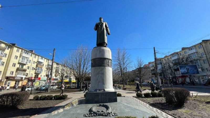 У Полтаві створили петицію, щоб  встановити монумент Шухевичу, замість пам’ятника Зигіну