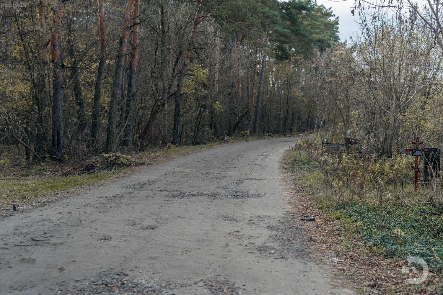 Розтрата коштів і недбалість: що відомо про підрядника, який за 51 млн робитиме дорогу до військового кладовища під Полтавою