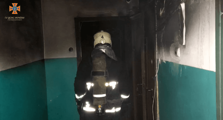 У Полтаві під час пожежі надзвичайники евакуювали з будинку 14 людей 