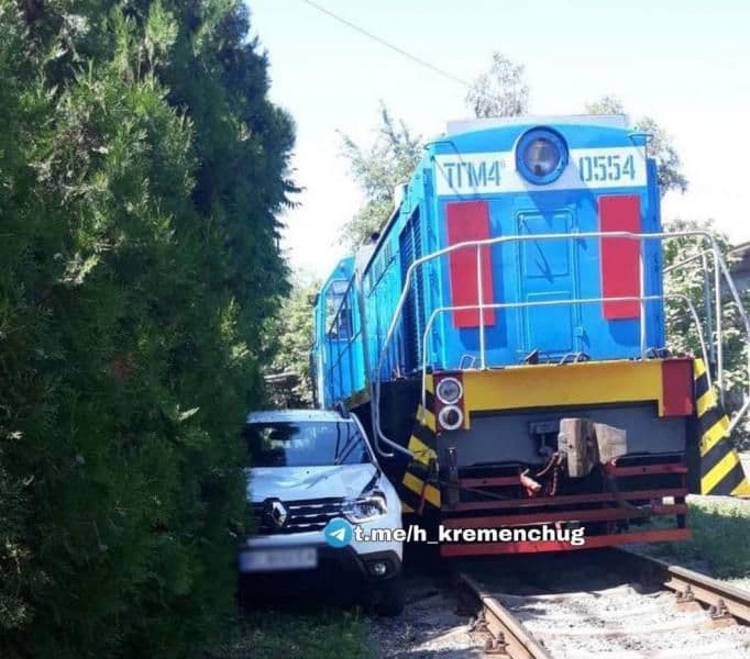 У Кременчуці потяг зіштовхнувся із авто