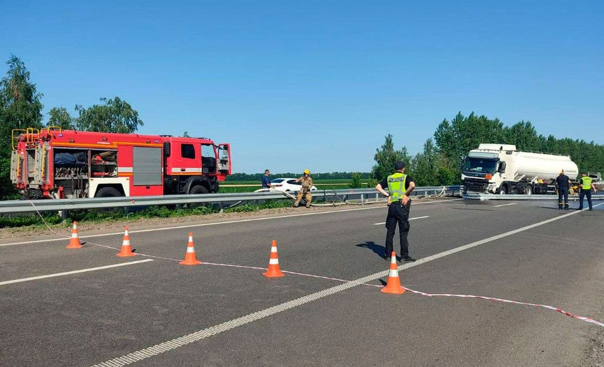 На Полтавщині бензовоз зіткнувся із відбійником (фото)