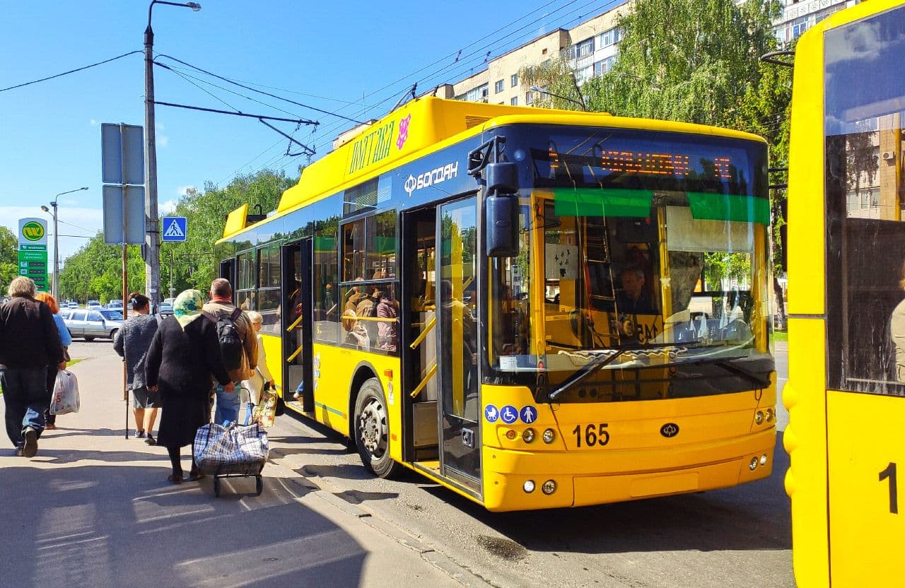 У Полтаві запустили безготівкову оплату проїзду у 70 тролейбусах та 15 автобусах