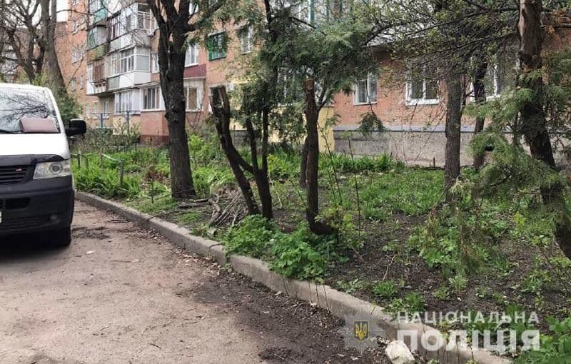 На Полтавщині затримали чоловіка, який побив і переїхав машиною свою дівчину