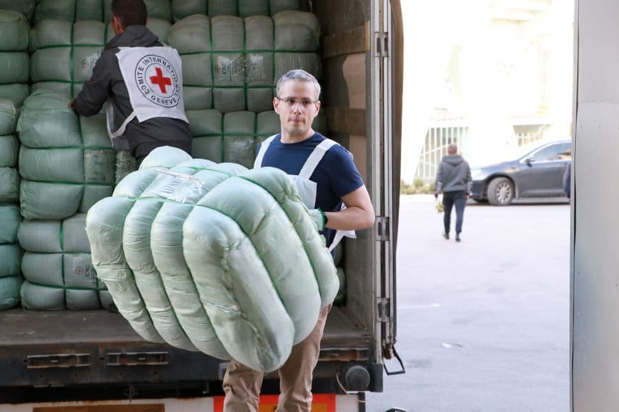 До Полтави прибули дві вантажівки гуманітарки від МК Червоного Хреста