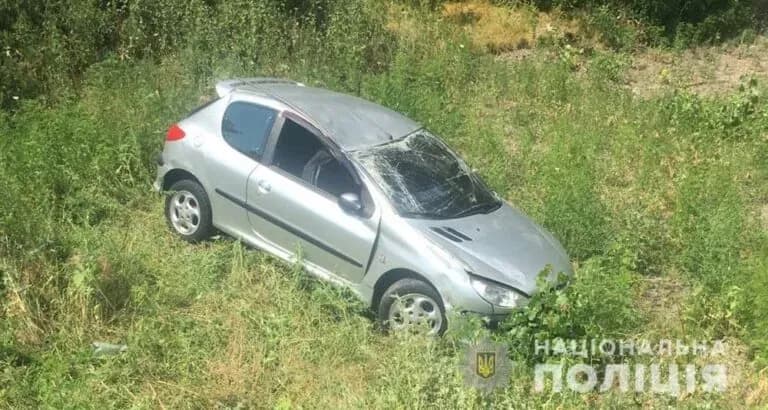 Під Кременчуком авто злетіло у кювет