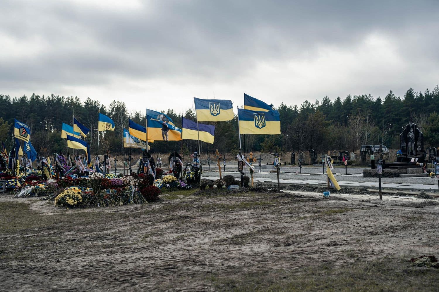 Багнюка, прокльони від рідних і розбита дорога: як триває будівництво військового кладовища у Полтаві