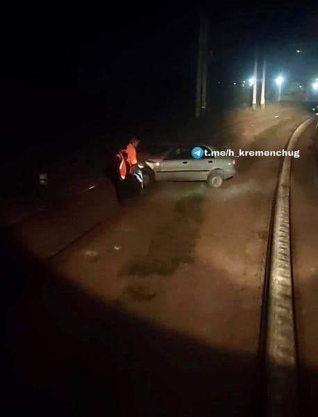 У Кременчуці авто залетіло на колію: є травмовані
