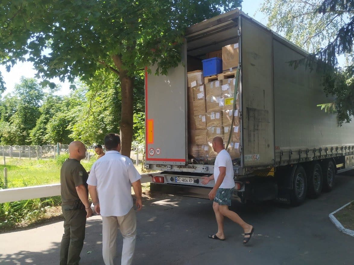Миргородська лікарня отримала майже 10 тонн гуманітарки зі Швейцарії