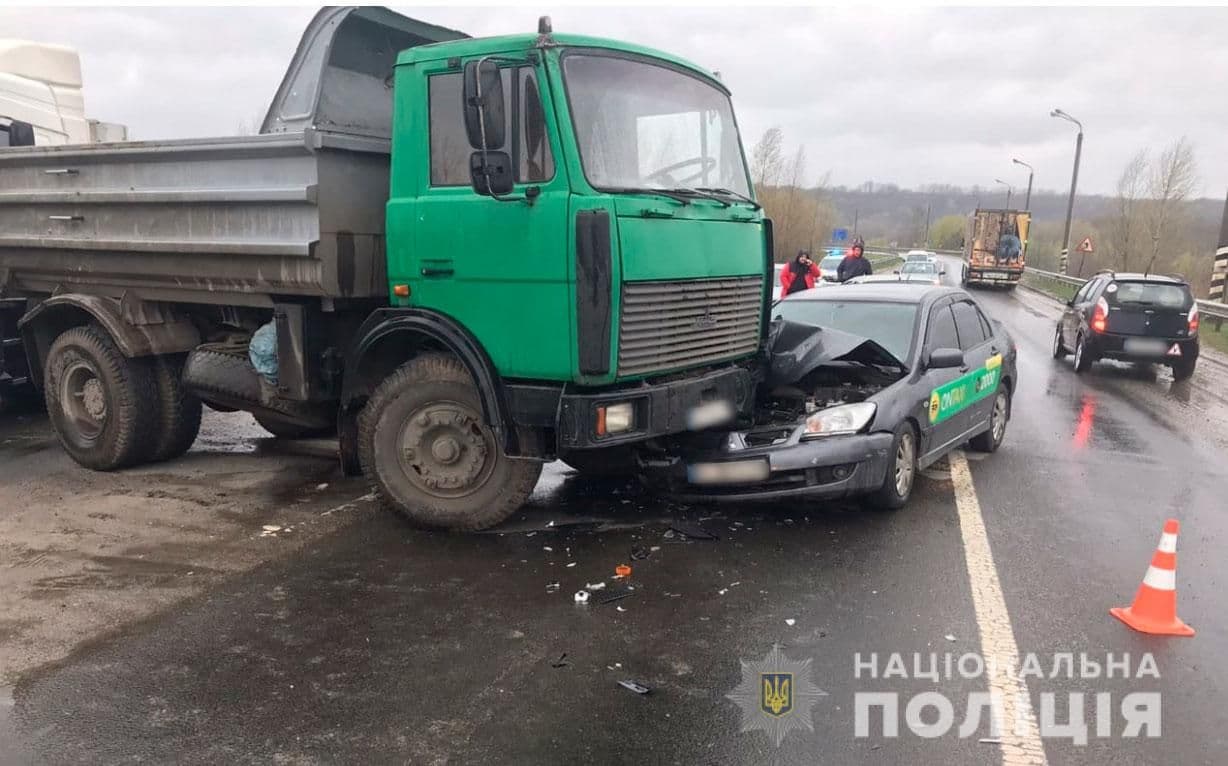 У Полтаві на Леваді вантажівка зіткнулася з автомобілем таксі (ФОТО)