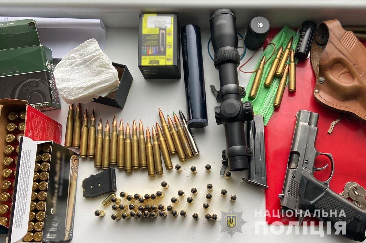 На Зіньківщині у двох місцевих жителів вилучили арсенал зброї