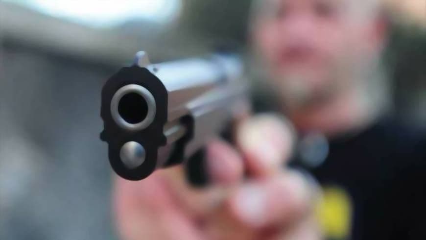 У центрі Кременчука затримали чоловіків зі зброєю