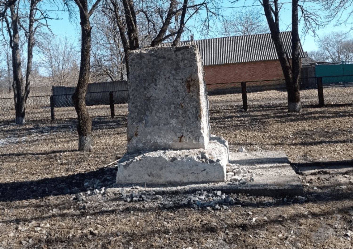У селі на Полтавщині знесли пам'ятник Максиму Горькому